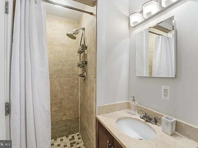 14 S St NE #201 — Photo 21