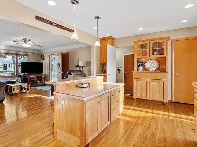 3029 Saratoga Dr — Photo 3