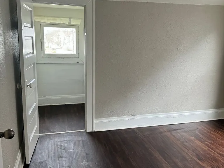 914 42nd St — Photo 5