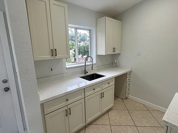2nd image of 415 NE 15th Ter