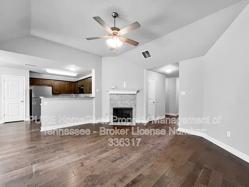 3 bed, 2.0 bath, 1290 sqft, $1,625 — Photo 3