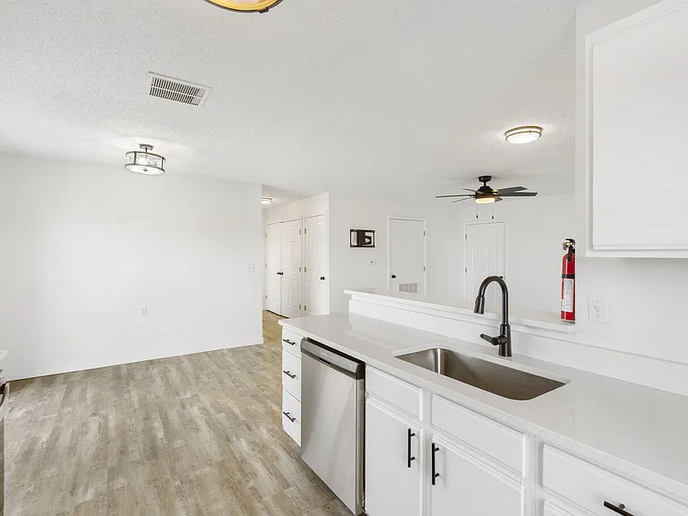 640 E Sunset St — Photo 12