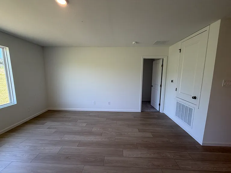 571 Artemis St — Photo 2