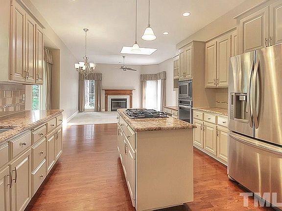 5th image of 208 Sierra Dr