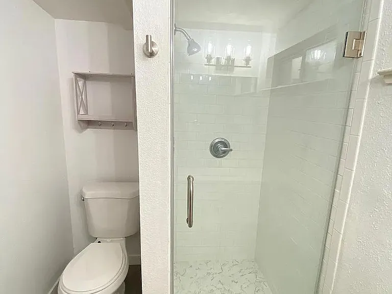 638 N Bayview Ave — Photo 8