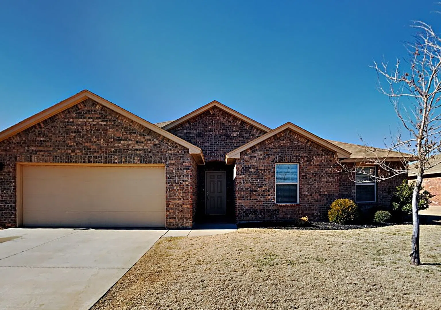 Very Nice 4 Bedroom 2 Bath Home in Yukon Schools — Photo 2