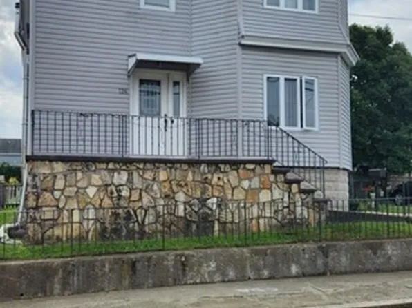 126 King St, Fall River, MA 02724