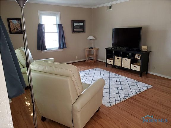 3rd image of 123 Elm Dr