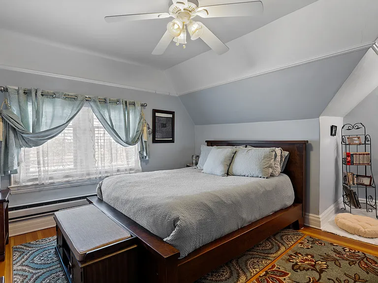 _ Queen bed
_ Sitting area
_ Closet and Dresser