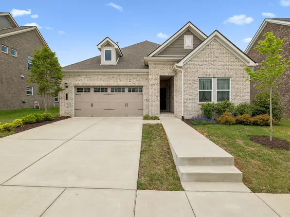 366 Triple Crown Cir, Gallatin, TN 37066