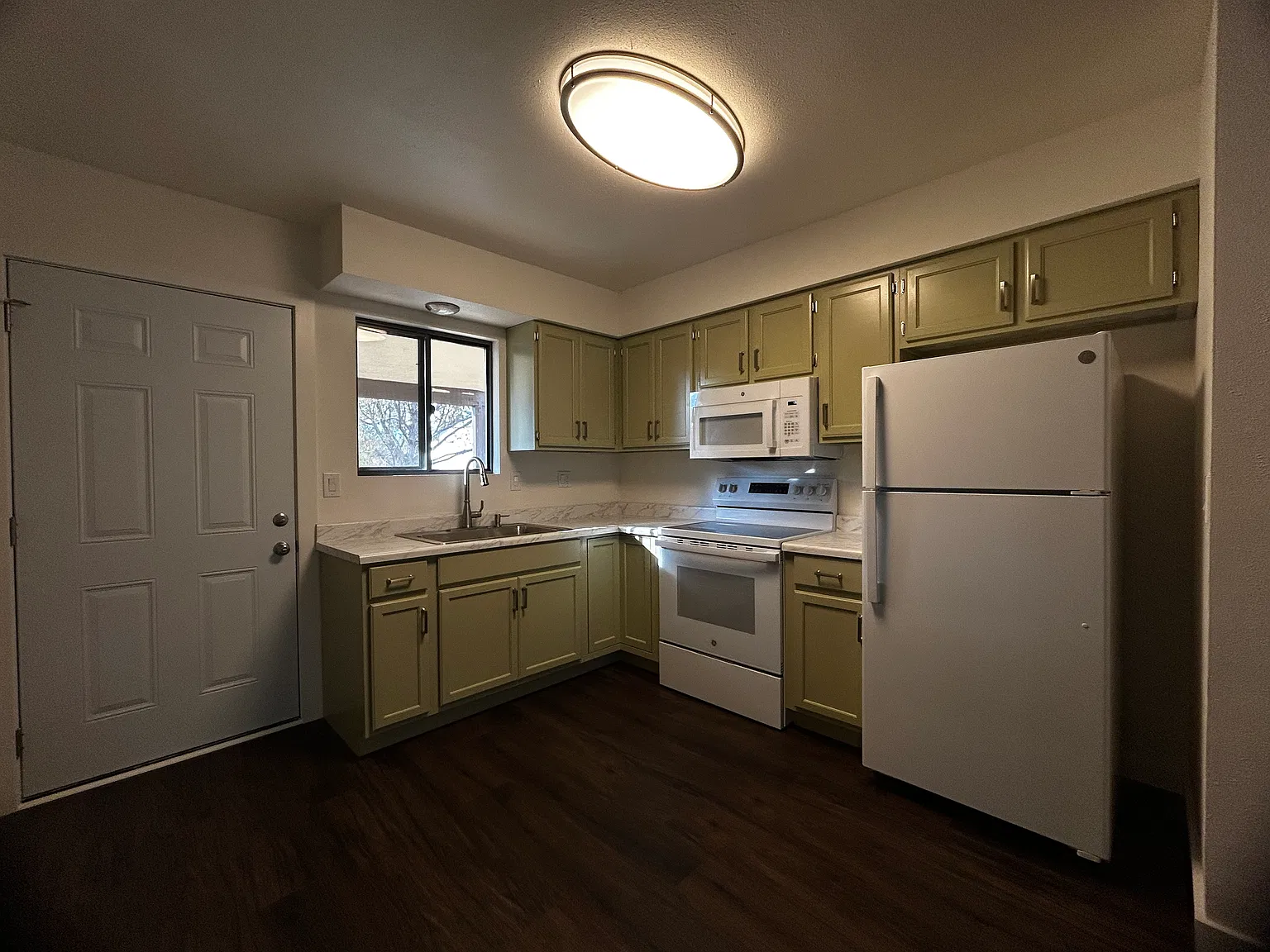 2 bed, 700 sqft, $1,550 — Photo 3