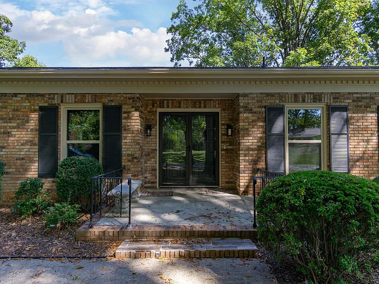3136 Magnolia Dr — Photo 2