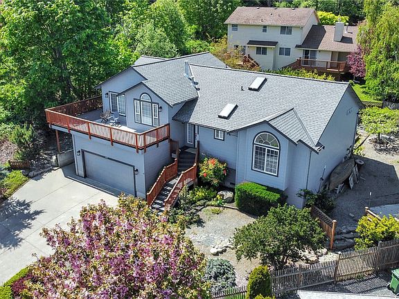 2nd image of 710 SW Echo Loop