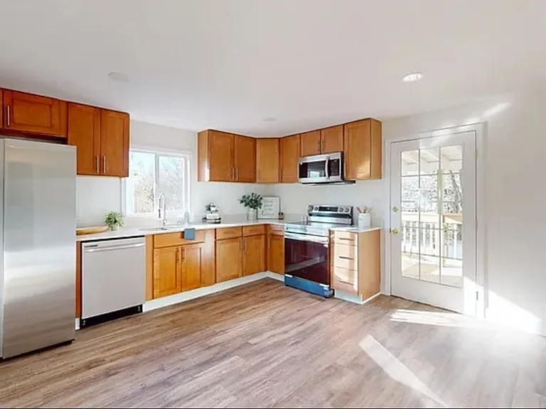 82 Ashlawn Dr — Photo 2