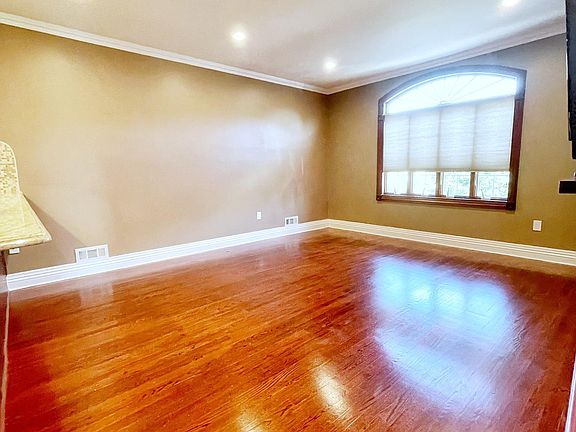 3rd image of 725 Laconia Ave Floor 2