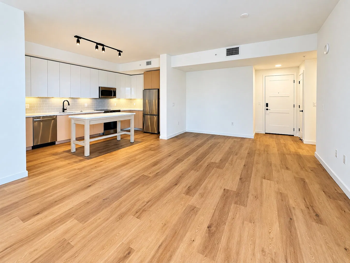 3 bed, 1500 sqft, $4,850 — Photo 2