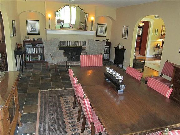 4th image of 102 Whispering Oaks Dr