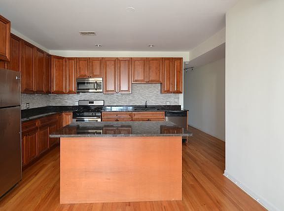 2nd image of 914 W Belmont Ave #Three