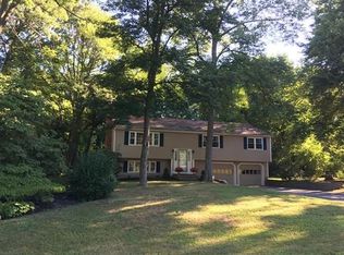 10 Mohegan St, Norfolk, MA 02056