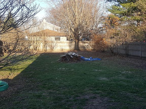 Huge Backyard - fenced for kids !