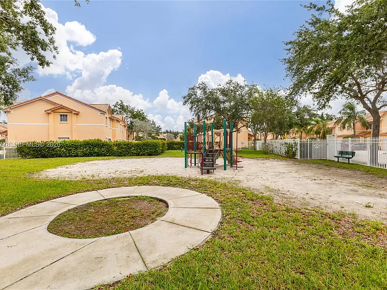 2420 SW 87th Way — Photo 5