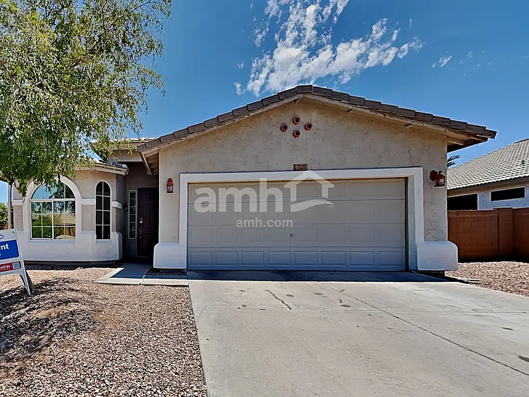 7225 S 73rd Dr — Photo 1
