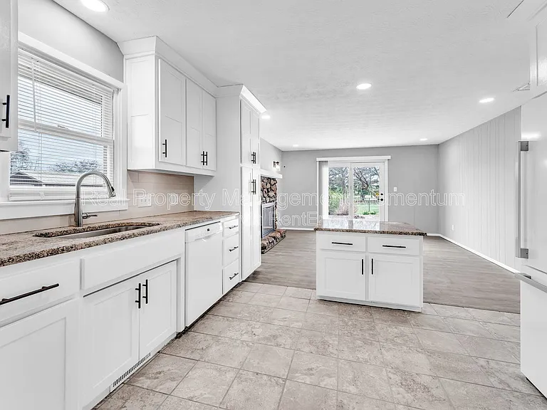 3204 N Wildan Ave — Photo 9