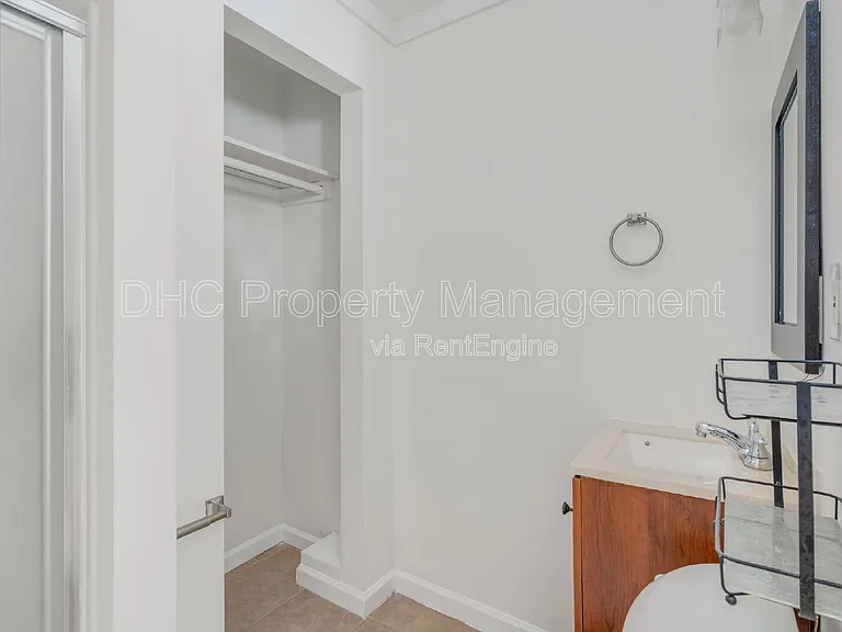 1225 Euclid Ave NE #A — Photo 4