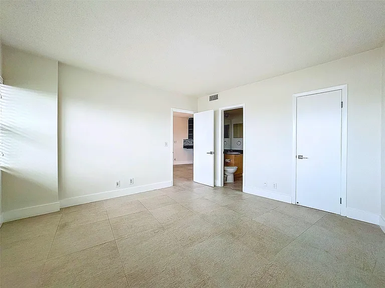 3250 NE 28th St #809 — Photo 9