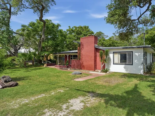 1031 N Live Oak St, Rockport, TX 78382