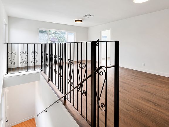 2nd image of 2239 Harwood St #2
