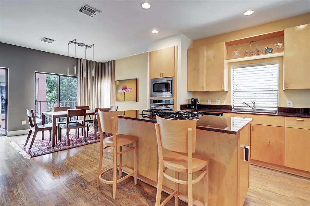 2 bed, 2.5 bath, 1702 sqft, $2,700 — Photo 4