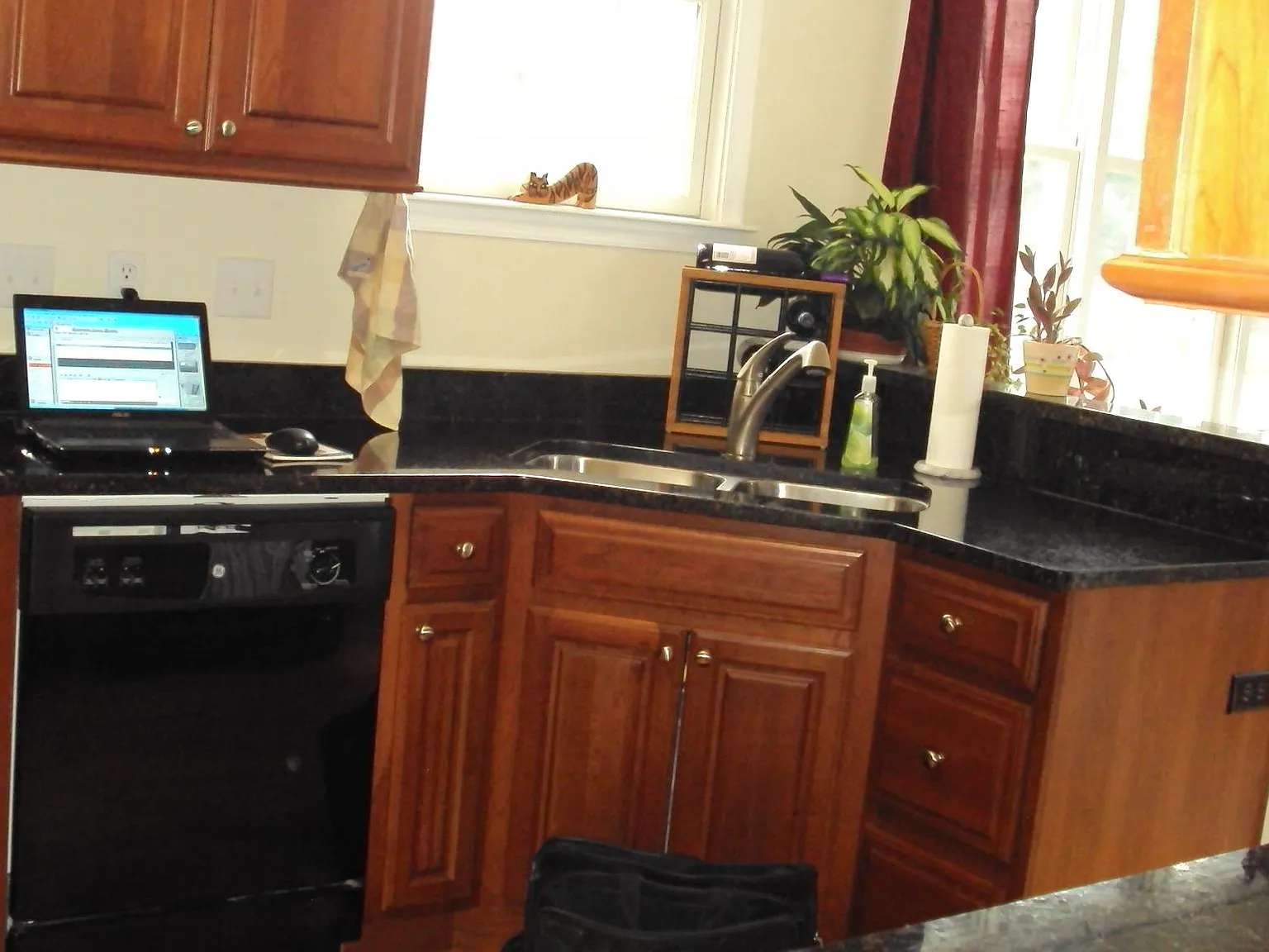 5 bed, 2.5 bath, 2200 sqft, $2,000 — Photo 4