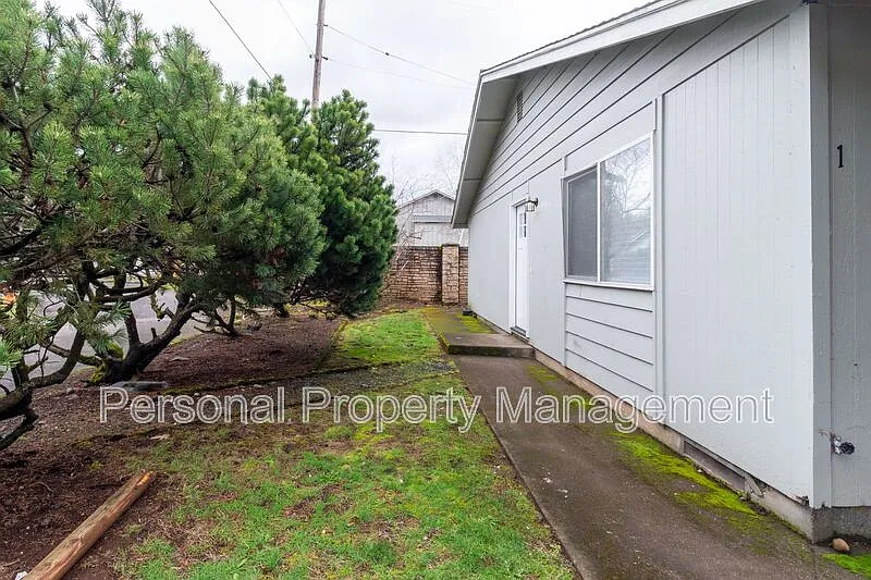 Building Photo - 4325 E 17th St #1