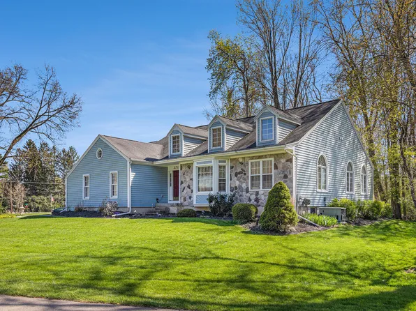 2715 Forest Lake Dr, Jackson, MI 49203