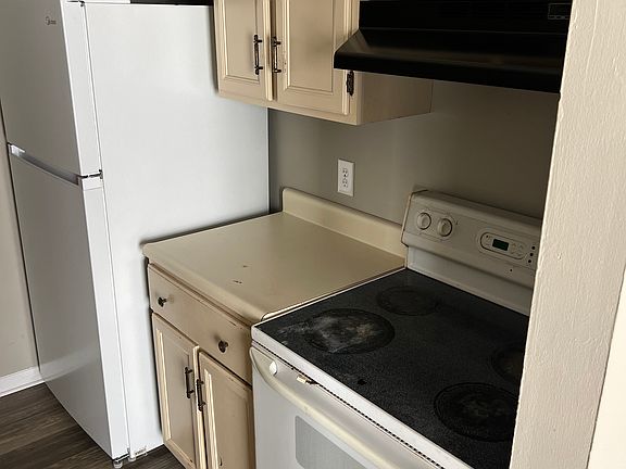 4th image of 906 N Franklin St #208