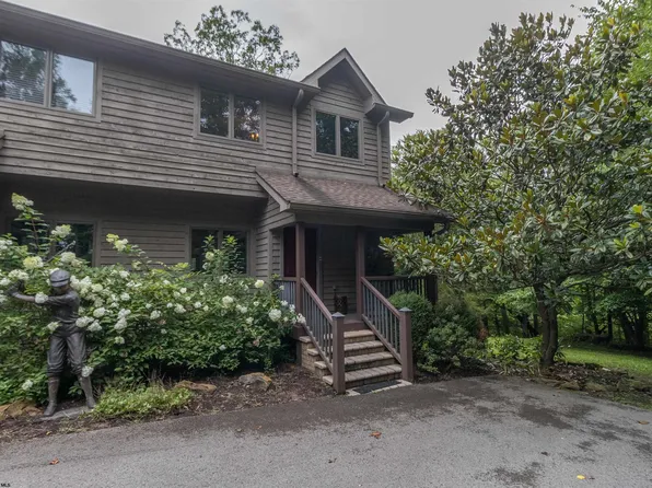 215 Aaron Smith Dr, Bridgeport, WV 26330
