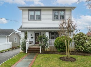 50 Poplar St, Westbury, NY 11590
