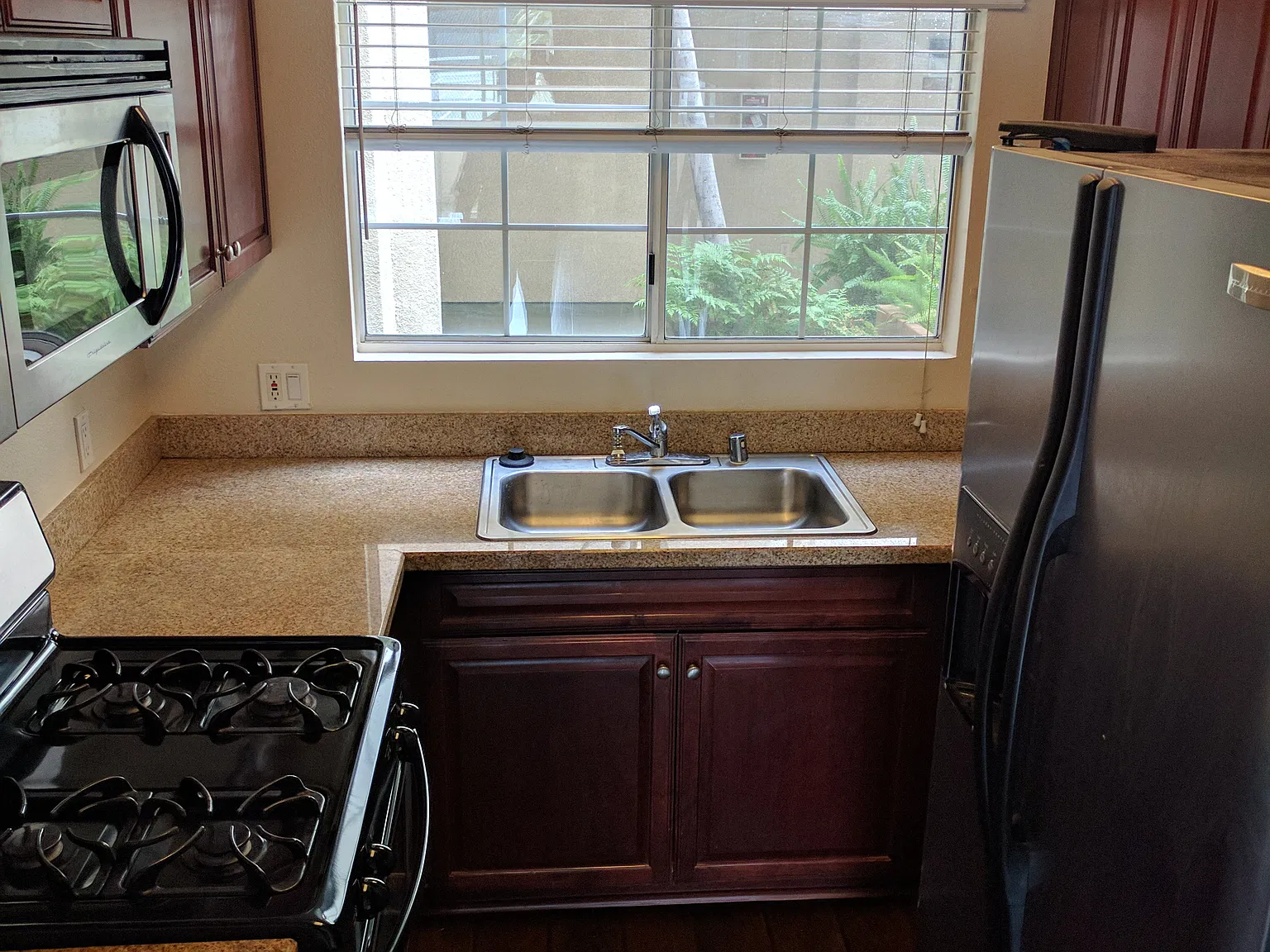 5565 Canoga Ave — Photo 3