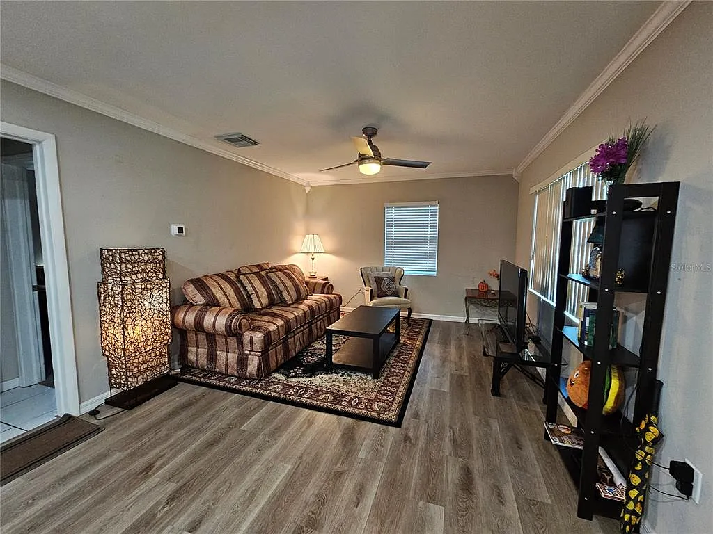 3 bed, 1.0 bath, 1160 sqft, $1,980 — Photo 4