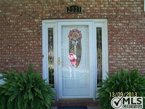 2nd image of 2221 Williamsburg Dr