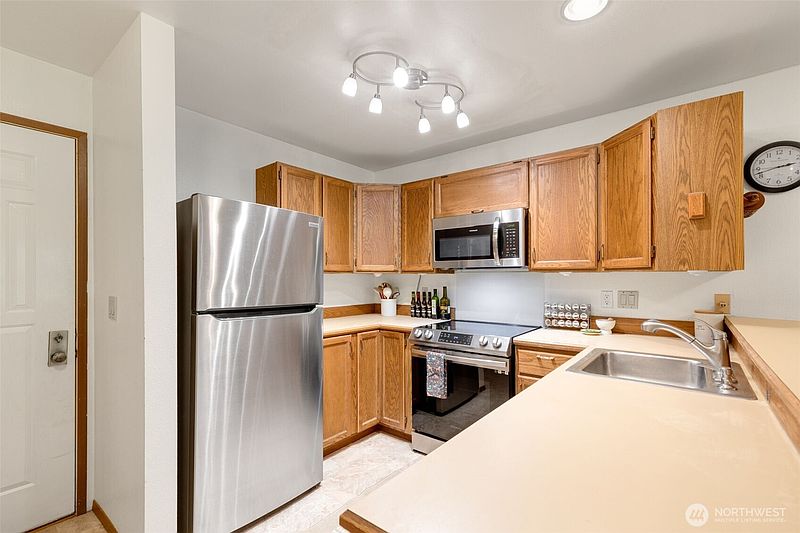 5th image of 12027 15th Avenue NE #304