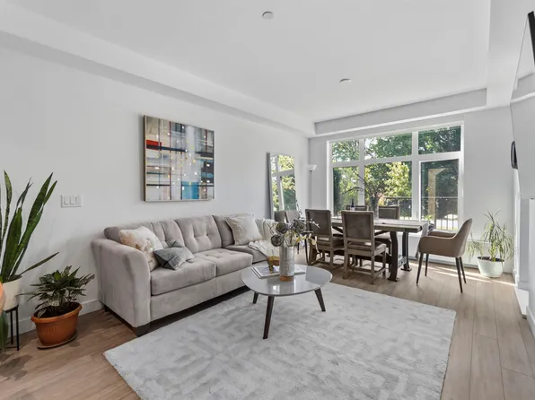 747 E 3rd St #113, North Vancouver, BC V7L 1E6