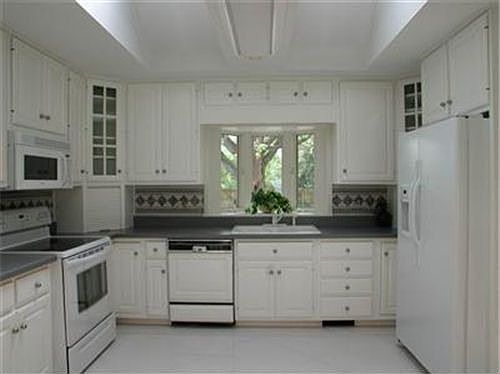 New buffet style kitchen, porcelain tiles and new appliances!