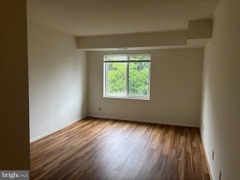 8370 Greensboro Dr #422 — Photo 5