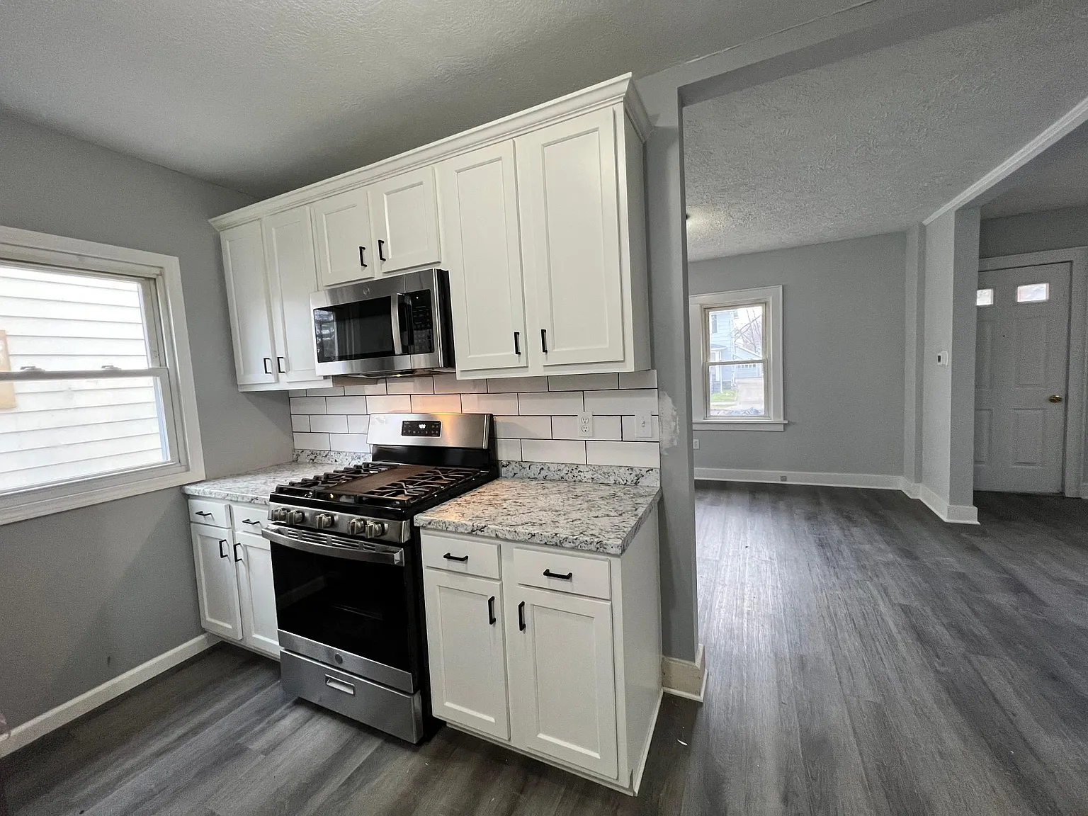 3 bed, 1.5 bath, 1040 sqft, $1,300 — Photo 3