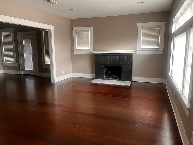 502 E Locust St — Photo 8