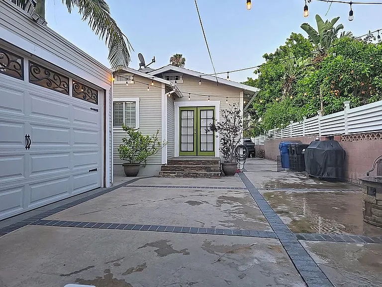 3819 S Van Ness Ave — Photo 22