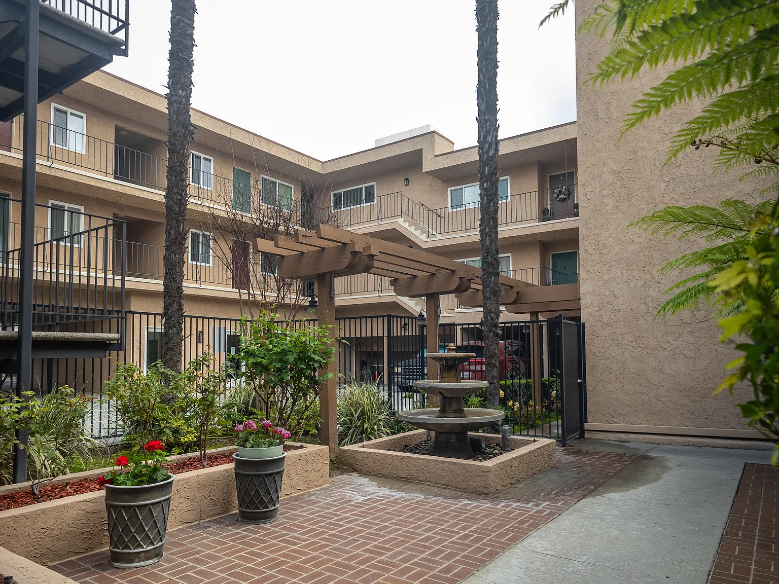 Californian Apartments — Photo 3