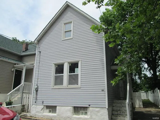 121 E Holden Ave photo 1